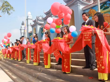 Chính quyền địa phương và đại diện Liên hiệp UNESCO cắt băng khánh thành khôi phục Dinh đô Quan Hoàng Mười