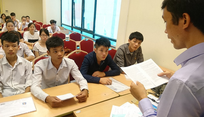 Thí sinh nghe phổ biến lại quy chế thi tại Trường Đại học Sư phạm Hà Nội. Thí sinh nghe phổ biến lại quy chế thi tại Trường Đại học Sư phạm Hà Nội.