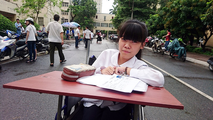 Thí sinh khuyết tật Lê Thị Hà An, học sinh trường THPT Nguyễn Trãi, Ba Đình dự thi tại Hội đồng thi Trường Đại học Sư phạm Hà Nội. Thí sinh khuyết tật Lê Thị Hà An, học sinh trường THPT Nguyễn Trãi, Ba Đình dự thi tại Hội đồng thi Trường Đại học Sư phạm Hà Nội.