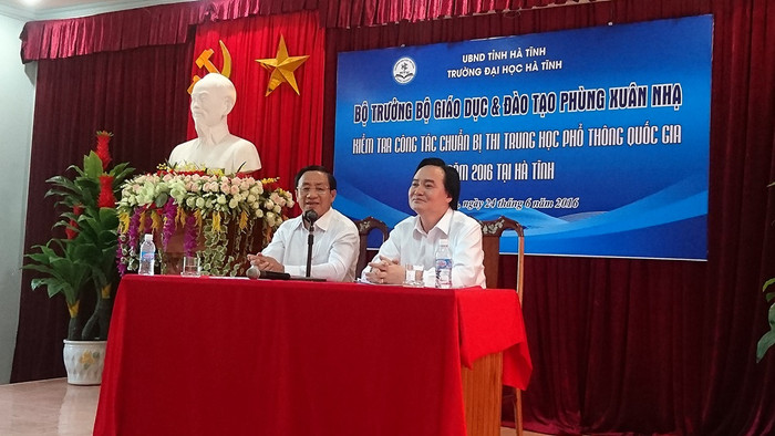 Bộ trưởng Bộ GD&amp;ĐT Phùng Xuân Nhạ trực tiếp làm việc với lãnh đạo Sở Giáo dục và chỉ đạo công tác thi.