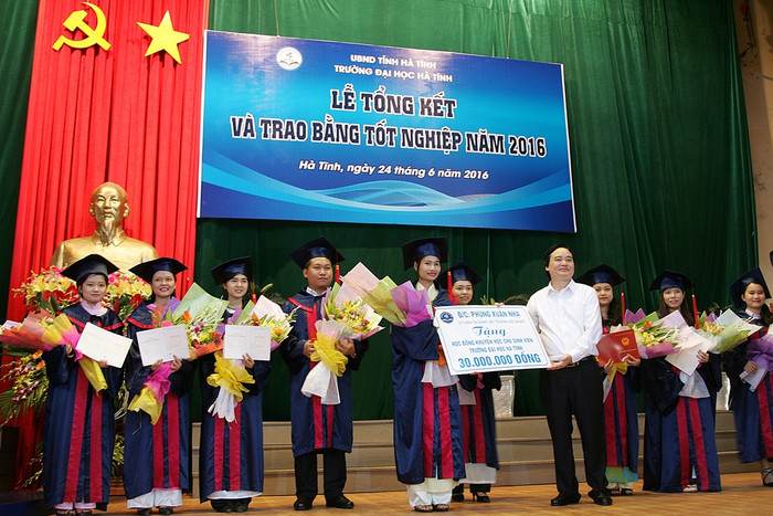 Những sinh viên Đại học Hà Tĩnh vinh dự được Bộ trưởng Phùng Xuân Nhạ trao bằng trong Lễ tốt nghiệp. Những sinh viên Đại học Hà Tĩnh vinh dự được Bộ trưởng Phùng Xuân Nhạ trao bằng trong Lễ tốt nghiệp.