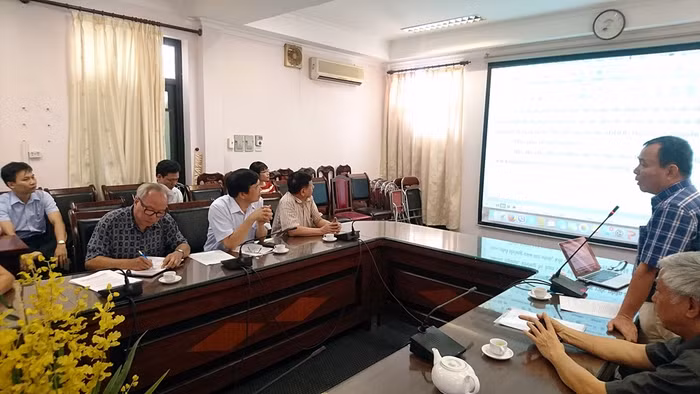 Hiệu trưởng Đại học Thăng Long trình bày về phần mềm. Hiệu trưởng Đại học Thăng Long trình bày về phần mềm.