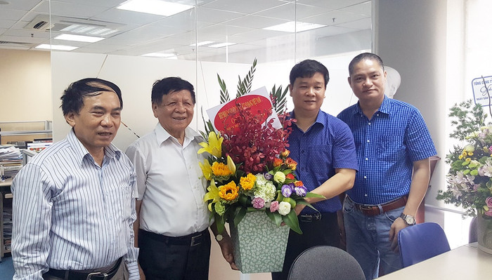 Phó Giáo sư Trần Xuân Nhĩ (thứ 2 từ trái qua), Tiến sĩ Văn Đình Ưng (ngoài cùng bên trái) thay mặt Hiệp hội Đại học và Cao đẳng Việt Nam tới thăm và chúc mừng Báo. Phó Giáo sư Trần Xuân Nhĩ (thứ 2 từ trái qua), Tiến sĩ Văn Đình Ưng (ngoài cùng bên trái) thay mặt Hiệp hội Đại học và Cao đẳng Việt Nam tới thăm và chúc mừng Báo.