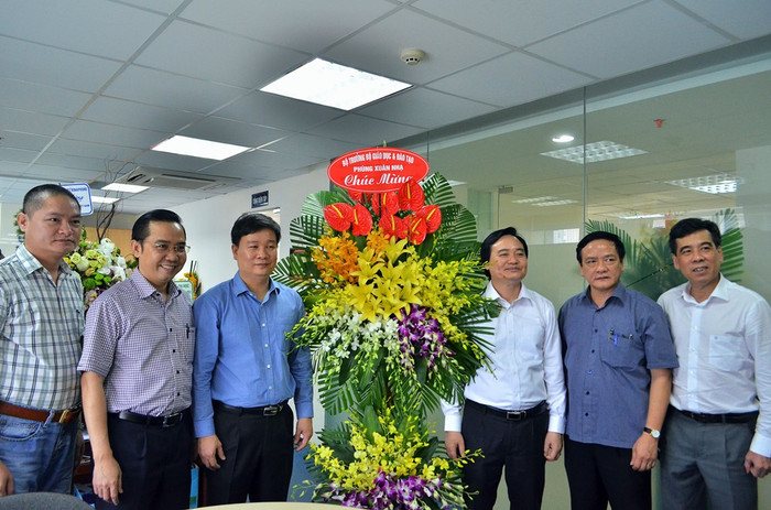 Bộ trưởng Phùng Xuân Nhạ cùng đoàn cán bộ của Bộ GD&ĐT chụp ảnh kỷ niệm với Ban biên tập Báo điện tử GDVN Bộ trưởng Phùng Xuân Nhạ cùng đoàn cán bộ của Bộ GD&ĐT chụp ảnh kỷ niệm với Ban biên tập Báo điện tử GDVN