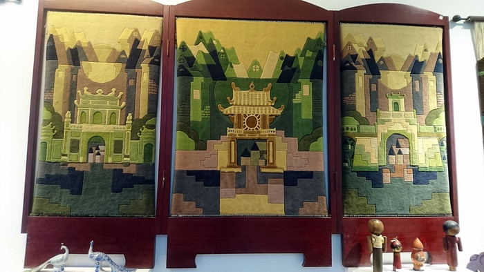 Các tác phẩm nghệ thuật do sinh viên nhà trường tự làm. Các tác phẩm nghệ thuật do sinh viên nhà trường tự làm.