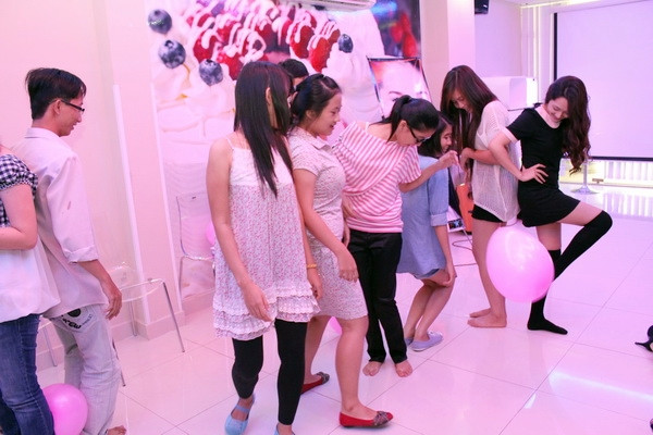 Bảo Anh nhiệt tình tham gia trò chơi cùng fan hâm mộ. Bảo Anh nhiệt tình tham gia trò chơi cùng fan hâm mộ.