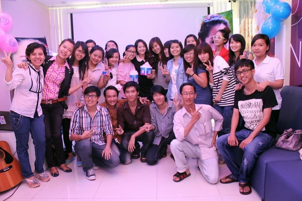 Kết thúc, Bảo Anh chụp hình kỉ niệm bên fan hâm mộ của mình. Kết thúc, Bảo Anh chụp hình kỉ niệm bên fan hâm mộ của mình.