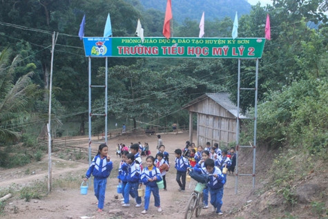 Hình ảnh những em học sinh Trường Tiểu học Mỹ Lý 2 đi học với cặp lồng nhựa đựng cơm trên tay đã quá quen thuộc với người dân nơi đây. Ảnh Xuân Hòa Hình ảnh những em học sinh Trường Tiểu học Mỹ Lý 2 đi học với cặp lồng nhựa đựng cơm trên tay đã quá quen thuộc với người dân nơi đây. Ảnh Xuân Hòa