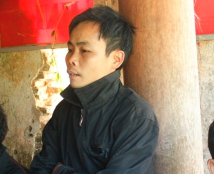 Anh Hoàng Đình Toái thừa nhận đã được thuê chở phân hỗ trợ hộ nghèo từ UBND xã Thanh Hà về kho của anh Tấn ( xóm phó xóm 13) và được trả công 100.000 đồng (ảnh Xuân Hòa) Anh Hoàng Đình Toái thừa nhận đã được thuê chở phân hỗ trợ hộ nghèo từ UBND xã Thanh Hà về kho của anh Tấn ( xóm phó xóm 13) và được trả công 100.000 đồng (ảnh Xuân Hòa)