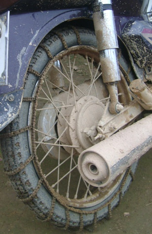 Muốn đi lại được đường tại bản Huồi Mới 1 bánh xe máy đều phải quấn xích xung quanh để bám được mặt đường ( ảnh Xuân Hòa) Muốn đi lại được đường tại bản Huồi Mới 1 bánh xe máy đều phải quấn xích xung quanh để bám được mặt đường ( ảnh Xuân Hòa)