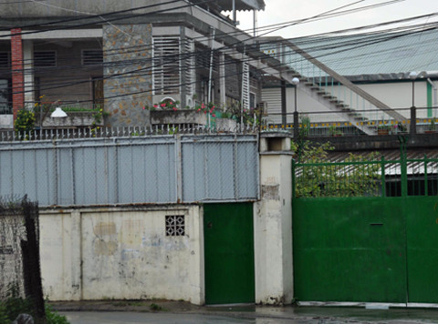 Tháng 3/2011, bà N.T. P.( sinh năm 1946, ngụ tại quận Tân Phú- TP.HCM) đột ngột qua đời, không rõ bệnh, không di chúc. Cái chết của bà không còn đơn giản khi khối tài sản 1000 tỷ của bà được mọi người biết đến. Khi mở két, két được chia thành 3 ngăn. Ngăn đựng giấy tờ nhà đất; ngăn đựng tiền mặt và gần 20 sổ tiết kiệm trị giá hàng trăm nghìn USD cùng nhiều tỷ đồng. Ngăn cuối cùng đựng gần 100 cây vàng, nữ trang và đá quý được bà chủ quá cố chia thành các túi nhỏ. Tháng 3/2011, bà N.T. P.( sinh năm 1946, ngụ tại quận Tân Phú- TP.HCM) đột ngột qua đời, không rõ bệnh, không di chúc. Cái chết của bà không còn đơn giản khi khối tài sản 1000 tỷ của bà được mọi người biết đến. Khi mở két, két được chia thành 3 ngăn. Ngăn đựng giấy tờ nhà đất; ngăn đựng tiền mặt và gần 20 sổ tiết kiệm trị giá hàng trăm nghìn USD cùng nhiều tỷ đồng. Ngăn cuối cùng đựng gần 100 cây vàng, nữ trang và đá quý được bà chủ quá cố chia thành các túi nhỏ.