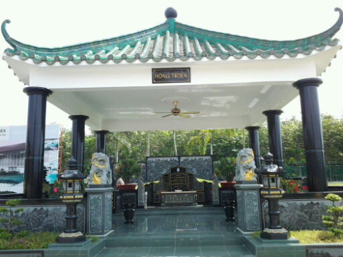 Lăng mộ của bà P. Toàn bộ ngôi mộ được lát bằng đá hoa cương, chạm khắc tinh xảo. Để hoàn thiện công trình này, cả chục thợ xây phải hì hục làm mấy tháng, số tiền mà gia chủ bỏ ra cũng hơn 3 tỷ đồng. Ngôi mộ được chọn vị trí rất kĩ càng, những chi tiết trang trí rất tinh xảo. Mọi chi tiết đều được chú ý. Bất kỳ ai cũng phải ngỡ ngàng. Lăng mộ của bà P. Toàn bộ ngôi mộ được lát bằng đá hoa cương, chạm khắc tinh xảo. Để hoàn thiện công trình này, cả chục thợ xây phải hì hục làm mấy tháng, số tiền mà gia chủ bỏ ra cũng hơn 3 tỷ đồng. Ngôi mộ được chọn vị trí rất kĩ càng, những chi tiết trang trí rất tinh xảo. Mọi chi tiết đều được chú ý. Bất kỳ ai cũng phải ngỡ ngàng.