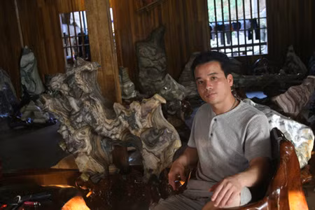 Được phong là "vua" đá cảnh miền Bắc, anh Lê Quang Tùng ở trung tâm xã Suối Giàng, huyện Văn Chấn, tỉnh Yên Bái sở hữu vô số đá cảnh nhiều màu sắc, hình dạng. Anh Tùng treo một tấm biển ghi "nơi trưng bày đồ độc" trước cửa nhà để giới thiệu với khách thập phương. Khi được hỏi về tổng giá trị của kho tranh đá đang sở hữu, Lê Quang Tùng ngần ngừ lắc đầu bảo, chưa thể định giá chính xác. Tuy nhiên, theo nhẩm tính của chúng tôi thì kho đá cảnh của "vua" đá Lê Quang Tùng có giá trị trên chục tỷ đồng.