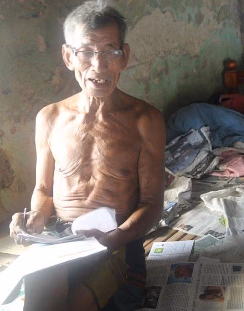 Lão tỷ phú ở trần chân đất ấy có tên họ đầy đủ theo giấy khai sinh là là Huỳnh Hộ. Ông sinh ra và lớn lên ở khối phố Long Xuyên 2, Thị trấn Nam Phước, Huyện Duy Xuyên, Quảng Nam. Người dân quanh đây vẫn gọi ông là ông Hai Hộ. Gia sản của ông đến thời điểm hiện tại có giá trị khoảng hơn 5 tỷ đồng nhưng đến cuối cuộc đời, ông vẫn cần mẫn kiếm sống bằng nghề kéo hàng thuê bằng chiếc xe cổ lỗ sĩ.