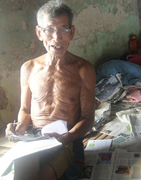 Lão tỷ phú ở trần chân đất ấy có tên họ đầy đủ theo giấy khai sinh là là Huỳnh Hộ. Ông sinh ra và lớn lên ở khối phố Long Xuyên 2, Thị trấn Nam Phước, Huyện Duy Xuyên, Quảng Nam. Người dân quanh đây vẫn gọi ông là ông Hai Hộ. Gia sản của ông đến thời điểm hiện tại có giá trị khoảng hơn 5 tỷ đồng nhưng đến cuối cuộc đời, ông vẫn cần mẫn kiếm sống bằng nghề kéo hàng thuê bằng chiếc xe cổ lỗ sĩ. Lão tỷ phú ở trần chân đất ấy có tên họ đầy đủ theo giấy khai sinh là là Huỳnh Hộ. Ông sinh ra và lớn lên ở khối phố Long Xuyên 2, Thị trấn Nam Phước, Huyện Duy Xuyên, Quảng Nam. Người dân quanh đây vẫn gọi ông là ông Hai Hộ. Gia sản của ông đến thời điểm hiện tại có giá trị khoảng hơn 5 tỷ đồng nhưng đến cuối cuộc đời, ông vẫn cần mẫn kiếm sống bằng nghề kéo hàng thuê bằng chiếc xe cổ lỗ sĩ.