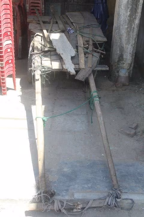 Ông tâm niệm một điều, tiền mình làm ra bằng mồ hôi nước mắt thì cố giữ và tiết kiệm. Còn những thứ không phải sức mình đổ mồ hôi làm ra thì không nên nhận. Triết lý sống của ông đơn giản, và suốt cả cuộc đời ông sống đạm bạc mà người ngoài nhìn thấy đều bảo ông điên, hay ông sống như tù khổ sai. Nhiều người cho ông là khùng nhưng ông vẫn cứ sống một cuộc sống tiết kiệm như thế. Cuộc sống đời thường hàng ngày của ông trở thành những giai thoại sống mà người dân nơi thị trấn này thường bảo khổ như tỷ phú Hai Hộ… Ảnh: Chiếc xe kéo cũ nát gắn với cuộc đời của lão tỷ phú.