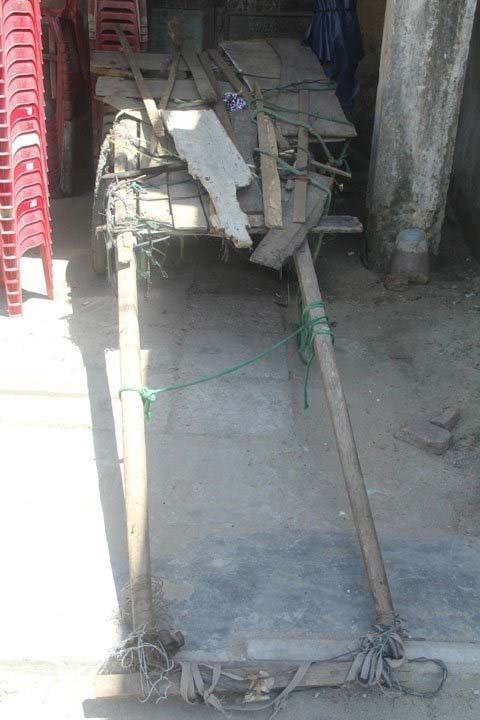 Ông tâm niệm một điều, tiền mình làm ra bằng mồ hôi nước mắt thì cố giữ và tiết kiệm. Còn những thứ không phải sức mình đổ mồ hôi làm ra thì không nên nhận. Triết lý sống của ông đơn giản, và suốt cả cuộc đời ông sống đạm bạc mà người ngoài nhìn thấy đều bảo ông điên, hay ông sống như tù khổ sai. Nhiều người cho ông là khùng nhưng ông vẫn cứ sống một cuộc sống tiết kiệm như thế. Cuộc sống đời thường hàng ngày của ông trở thành những giai thoại sống mà người dân nơi thị trấn này thường bảo khổ như tỷ phú Hai Hộ… Ảnh: Chiếc xe kéo cũ nát gắn với cuộc đời của lão tỷ phú. Ông tâm niệm một điều, tiền mình làm ra bằng mồ hôi nước mắt thì cố giữ và tiết kiệm. Còn những thứ không phải sức mình đổ mồ hôi làm ra thì không nên nhận. Triết lý sống của ông đơn giản, và suốt cả cuộc đời ông sống đạm bạc mà người ngoài nhìn thấy đều bảo ông điên, hay ông sống như tù khổ sai. Nhiều người cho ông là khùng nhưng ông vẫn cứ sống một cuộc sống tiết kiệm như thế. Cuộc sống đời thường hàng ngày của ông trở thành những giai thoại sống mà người dân nơi thị trấn này thường bảo khổ như tỷ phú Hai Hộ… Ảnh: Chiếc xe kéo cũ nát gắn với cuộc đời của lão tỷ phú.