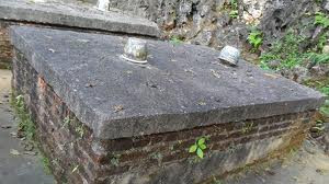 Ông Đức hy vọng, ngôi mộ của mình sẽ trở thành địa điểm cho mọi người đến thưởng lãm phong cảnh và thư giãn. Cuộc sống không quá ồn ào, nhưng hành động của ông khiến cho nhiều người phải kinh ngạc. Ông Đức hy vọng, ngôi mộ của mình sẽ trở thành địa điểm cho mọi người đến thưởng lãm phong cảnh và thư giãn. Cuộc sống không quá ồn ào, nhưng hành động của ông khiến cho nhiều người phải kinh ngạc.