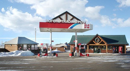 Doanh nhân Phạm Đình Nguyên, Tổng giám đốc Công ty Dịch vụ phân phối tổng hợp quốc tế (IDS), trụ sở tại TP.HCM, vừa "mua đứt" vùng đất Buford, thị trấn nhỏ nhất nước Mỹ, với giá 900.000 USD, trong một cuộc đấu giá nghẹt thở 11 phút. Trên tờ báo của Mỹ đã nêu rõ: “Hai người đàn ông Việt Nam không rõ danh tính đã chiến thắng trong cuộc đấu giá mua thị trấn Buford, tại bang Wyoming”. Doanh nhân Phạm Đình Nguyên, Tổng giám đốc Công ty Dịch vụ phân phối tổng hợp quốc tế (IDS), trụ sở tại TP.HCM, vừa "mua đứt" vùng đất Buford, thị trấn nhỏ nhất nước Mỹ, với giá 900.000 USD, trong một cuộc đấu giá nghẹt thở 11 phút. Trên tờ báo của Mỹ đã nêu rõ: “Hai người đàn ông Việt Nam không rõ danh tính đã chiến thắng trong cuộc đấu giá mua thị trấn Buford, tại bang Wyoming”.