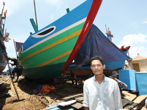 Chỉ mới 27 tuổi, thuyền trưởng Lê Văn Sang đã khiến bạn chài kinh ngạc khi dám đóng tàu dịch vụ hậu cần nghề cá lớn nhất miền Trung( quận Hải Châu, TP.Đà Nẵng) trị giá hơn 3 tỷ đồng. Mô hình hiệu quả, chàng trai này đang thu về những số tiền rất lớn. Chỉ mới 27 tuổi, thuyền trưởng Lê Văn Sang đã khiến bạn chài kinh ngạc khi dám đóng tàu dịch vụ hậu cần nghề cá lớn nhất miền Trung( quận Hải Châu, TP.Đà Nẵng) trị giá hơn 3 tỷ đồng. Mô hình hiệu quả, chàng trai này đang thu về những số tiền rất lớn.