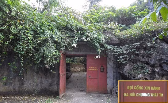 Ngôi mộ có một không ai được ông xây dựng rất công phu. Để tạo được đường đi vào ngôi mộ, ông Đức đã thuê người đẽo đá trong vòng 3 năm. Hiện nay, khu mộ đã xây hoàn chỉnh với 2 ngôi cạnh nhau, phía trên có 2 tấm bê tông, ước chừng 6 người khiêng không nổi. Phía dưới hầm mộ có hệ thống xe goòng đưa quan tài vào sâu trong núi. Hương liệu và các vật phẩm dùng ướp xác khác đã chuẩn bị xong.