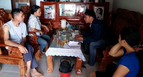 Người dân xóm 6, xã Trung Sơn, huyện Đô Lương, Nghệ An bày tỏ nỗi bức xúc trước những việc làm mập mờ trong việc lập danh sách hỗ trợ thiệt hại thiên tai của trưởng xóm này (ảnh Xuân Hòa) Người dân xóm 6, xã Trung Sơn, huyện Đô Lương, Nghệ An bày tỏ nỗi bức xúc trước những việc làm mập mờ trong việc lập danh sách hỗ trợ thiệt hại thiên tai của trưởng xóm này (ảnh Xuân Hòa)