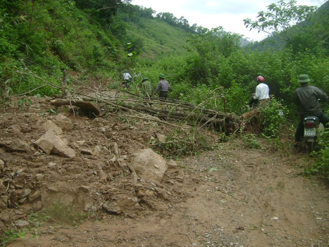 Tuy nhiên, do cây cối, đất đá sạt lở với khối lượng lớn nên công tác khắc phục cũng đang gặp rất nhiều khó khăn. Tuy nhiên, do cây cối, đất đá sạt lở với khối lượng lớn nên công tác khắc phục cũng đang gặp rất nhiều khó khăn.