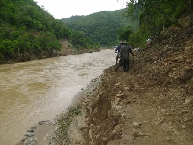 Nguy hiểm hơn, có những đoạn đường sát sông Nậm Mộ do dòng nước chảy xiết, khoét sâu gây nứt, lún sụt hàng chục mét, có nguy cơ mất đường.