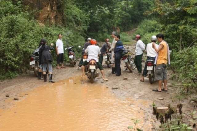 Những người dân hay các đoàn công tác muốn vào trao quà trung thu cho các em thiếu nhi vùng bản sâu phải đi từng tốp đông người để hỗ trợ nhau tăng bo xe. Những người dân hay các đoàn công tác muốn vào trao quà trung thu cho các em thiếu nhi vùng bản sâu phải đi từng tốp đông người để hỗ trợ nhau tăng bo xe.