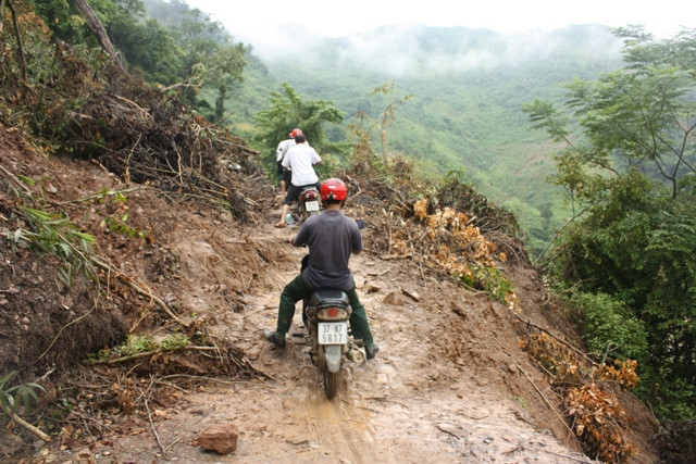 Bên vách núi có thể sạt lở bất cứ lúc nào, bên là sông nên việc lưu thông qua những đoạn đường này rất nguy hiểm. Bên vách núi có thể sạt lở bất cứ lúc nào, bên là sông nên việc lưu thông qua những đoạn đường này rất nguy hiểm.