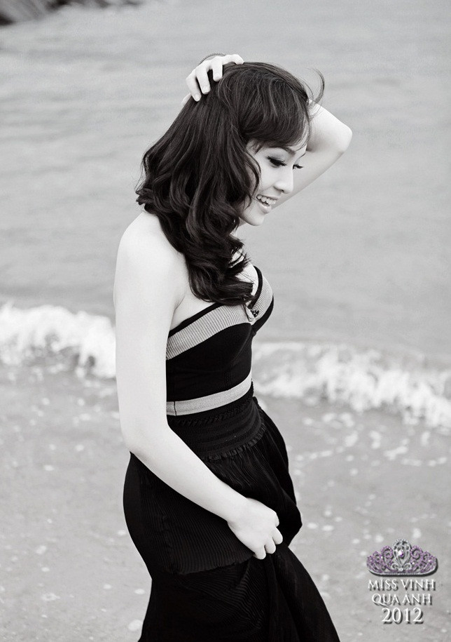 Khánh Huyền SN 1992, đang là sinh viên CĐ Kinh tế Nghệ An. >>Những gương mặt sáng giá nhất Imiss Thăng Long 2012 >>Những nữ sinh diện áo dài đẹp hơn cả Hoa hậu Mai Phương Thúy (P19) >>Ngẩn ngơ vì nhan sắc của hotgirl Kiều My >>Hotgirl Cao đẳng Công nghiệp TPHCM đẹp tựa thiên thần