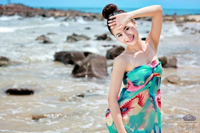 Thí sinh Phan Hoa Thơm. >>Những gương mặt sáng giá nhất Imiss Thăng Long 2012 >>Những nữ sinh diện áo dài đẹp hơn cả Hoa hậu Mai Phương Thúy (P19) >>Ngẩn ngơ vì nhan sắc của hotgirl Kiều My >>Hotgirl Cao đẳng Công nghiệp TPHCM đẹp tựa thiên thần