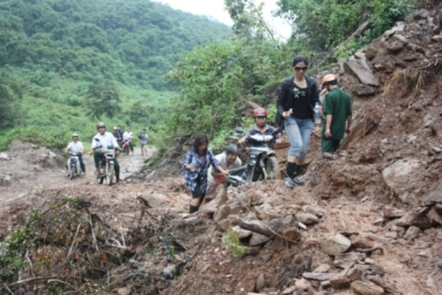 Mưa mấy ngày qua ở huyện miền núi Kỳ Sơn làm cho nhiều tuyến đường vào các xã Mường Típ, Mường Ải, Huồi Tụ, Na Ngoi, Mường Lống, Mỹ Lý… sạt lở nghiêm trọng khiến giao thông bị ngưng trệ. Mưa mấy ngày qua ở huyện miền núi Kỳ Sơn làm cho nhiều tuyến đường vào các xã Mường Típ, Mường Ải, Huồi Tụ, Na Ngoi, Mường Lống, Mỹ Lý… sạt lở nghiêm trọng khiến giao thông bị ngưng trệ.