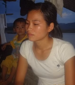 Xót xa phận nữ sinh nghèo trên dòng sông Lam