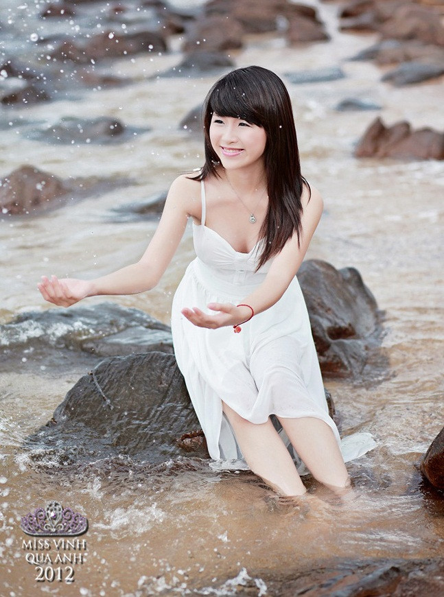 Thanh Hiền SN 1996. Dù còn rất trẻ nhưng Thanh Hiền đã để lại nhiều ấn tượng với độc giả qua cuộc thi này. >>Những gương mặt sáng giá nhất Imiss Thăng Long 2012 >>Những nữ sinh diện áo dài đẹp hơn cả Hoa hậu Mai Phương Thúy (P19) >>Ngẩn ngơ vì nhan sắc của hotgirl Kiều My >>Hotgirl Cao đẳng Công nghiệp TPHCM đẹp tựa thiên thần