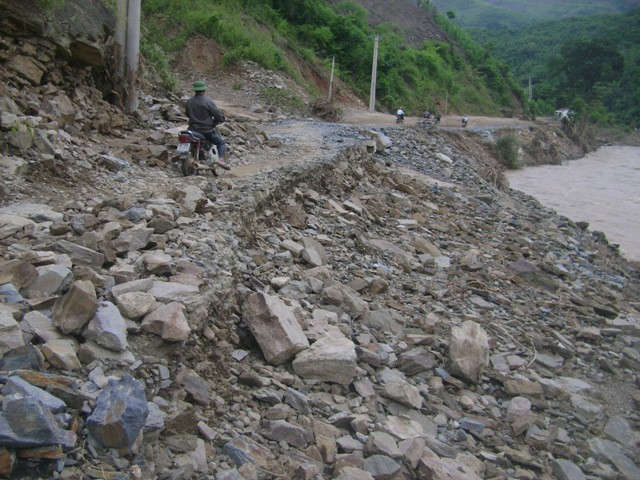 Hiện tại, chính quyền địa phương huyện Kỳ Sơn cũng đã nhanh chóng cho máy móc nhân lực giải phóng các tuyến sạt lở để nhanh chóng đưa giao thông thông suốt trở lại. Hiện tại, chính quyền địa phương huyện Kỳ Sơn cũng đã nhanh chóng cho máy móc nhân lực giải phóng các tuyến sạt lở để nhanh chóng đưa giao thông thông suốt trở lại.