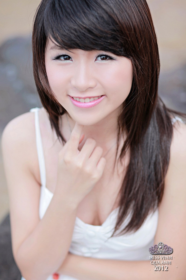 Thanh Hiền đang là học sinh Trường THPT chuyên ĐH Vinh. >>Những gương mặt sáng giá nhất Imiss Thăng Long 2012 >>Những nữ sinh diện áo dài đẹp hơn cả Hoa hậu Mai Phương Thúy (P19) >>Ngẩn ngơ vì nhan sắc của hotgirl Kiều My >>Hotgirl Cao đẳng Công nghiệp TPHCM đẹp tựa thiên thần
