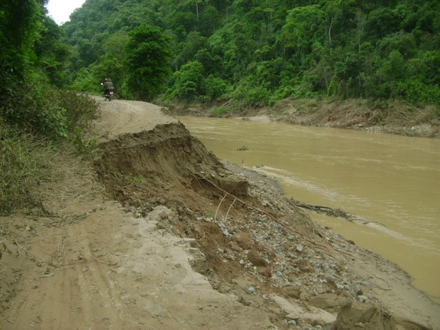 Nước xói mòn gần như cắt đứt nhiều đoạn đường. Nước xói mòn gần như cắt đứt nhiều đoạn đường.