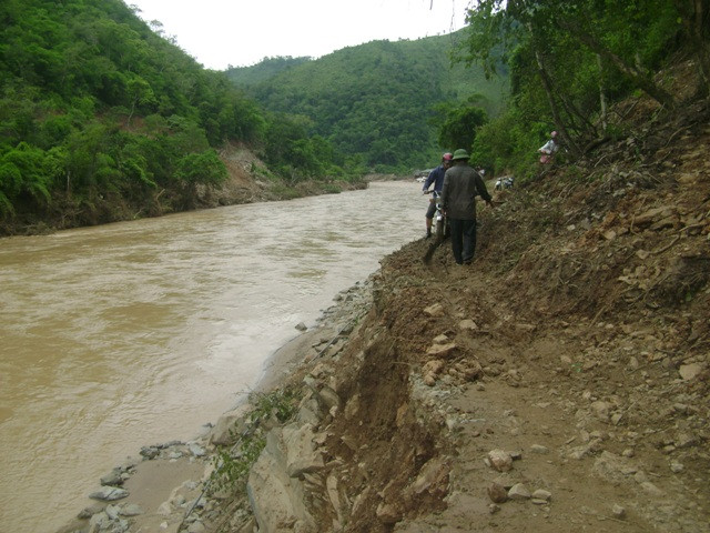 Nguy hiểm hơn, có những đoạn đường sát sông Nậm Mộ do dòng nước chảy xiết, khoét sâu gây nứt, lún sụt hàng chục mét, có nguy cơ mất đường. Nguy hiểm hơn, có những đoạn đường sát sông Nậm Mộ do dòng nước chảy xiết, khoét sâu gây nứt, lún sụt hàng chục mét, có nguy cơ mất đường.