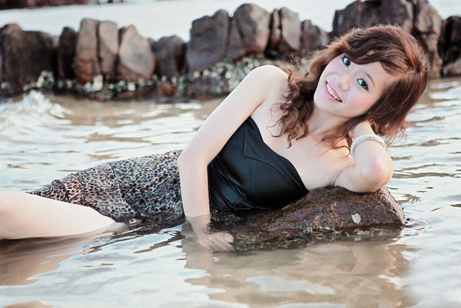 Hoài Thương SN 1993, hiện đang là sinh viên trường ĐH Công Nghiệp TP.HCM. >>Những gương mặt sáng giá nhất Imiss Thăng Long 2012 >>Những nữ sinh diện áo dài đẹp hơn cả Hoa hậu Mai Phương Thúy (P19) >>Ngẩn ngơ vì nhan sắc của hotgirl Kiều My >>Hotgirl Cao đẳng Công nghiệp TPHCM đẹp tựa thiên thần