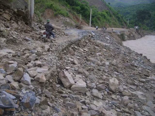 Hiện tại, chính quyền địa phương huyện Kỳ Sơn cũng đã nhanh chóng cho máy móc nhân lực giải phóng các tuyến sạt lở để nhanh chóng đưa giao thông thông suốt trở lại.