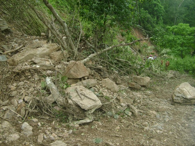 Tuyến đường từ xã Huồi Tụ đi xã Keng Đu dài 45km có 20 điểm bị sạt lở. Tuyến đường từ xã Tà Cạ đi Hữu Kiệm dài hơn 10km có tới hơn 20 điểm sạt lở… Tuyến đường từ xã Huồi Tụ đi xã Keng Đu dài 45km có 20 điểm bị sạt lở. Tuyến đường từ xã Tà Cạ đi Hữu Kiệm dài hơn 10km có tới hơn 20 điểm sạt lở…