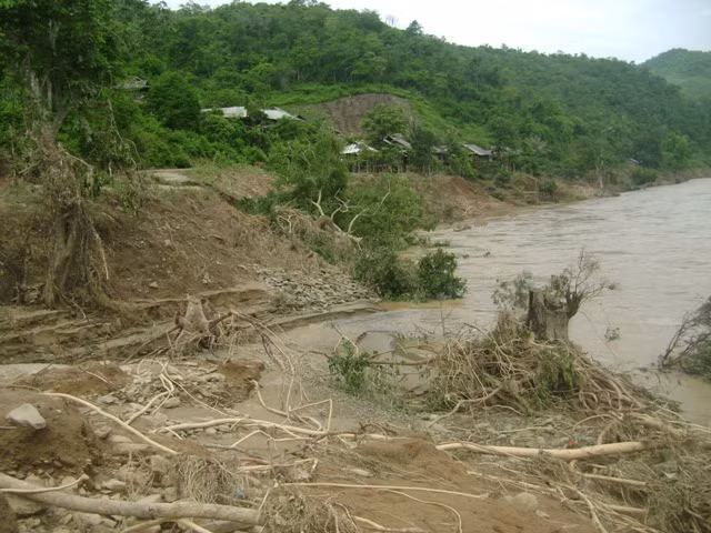 Hầu hết các tuyến đường trên chỉ có đi bộ hoặc đi xe máy nhưng phải tăng bo nhiều đoạn mới có thể đi được. Nếu mưa tiếp tục diễn ra nguy cơ sạt lở ngày càng nghiêm trọng.