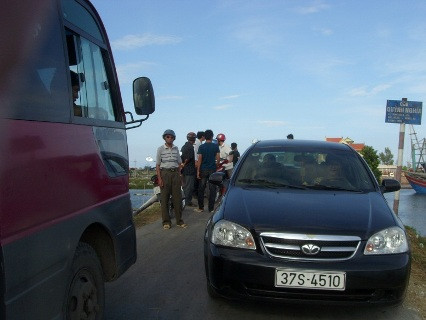 Giao thông ùn ứ vì xác nạn nhân được vớt lên cầu. Giao thông ùn ứ vì xác nạn nhân được vớt lên cầu.