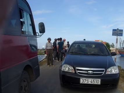 Giao thông ùn ứ vì xác nạn nhân được vớt lên cầu.