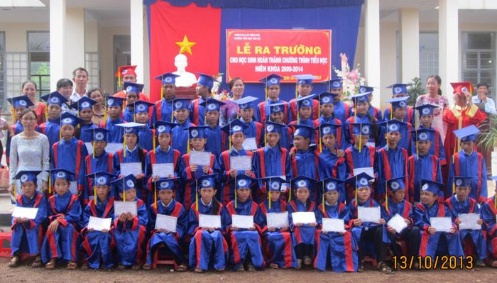 Trường TH Tân Lợi tổ chức Lễ ra trường cho học sinh lớp 5 (Ảnh: dongphu.edu.vn)