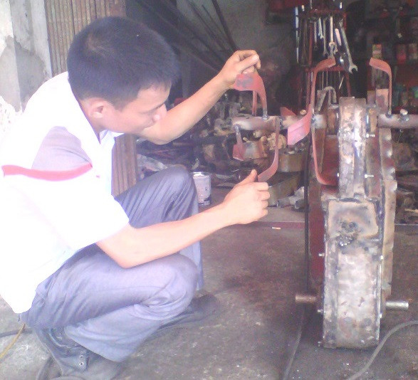 Một trong những khâu sản xuất máy nông nghiệp "8 trong 1" (Ảnh: Trần Toản) Một trong những khâu sản xuất máy nông nghiệp "8 trong 1" (Ảnh: Trần Toản)