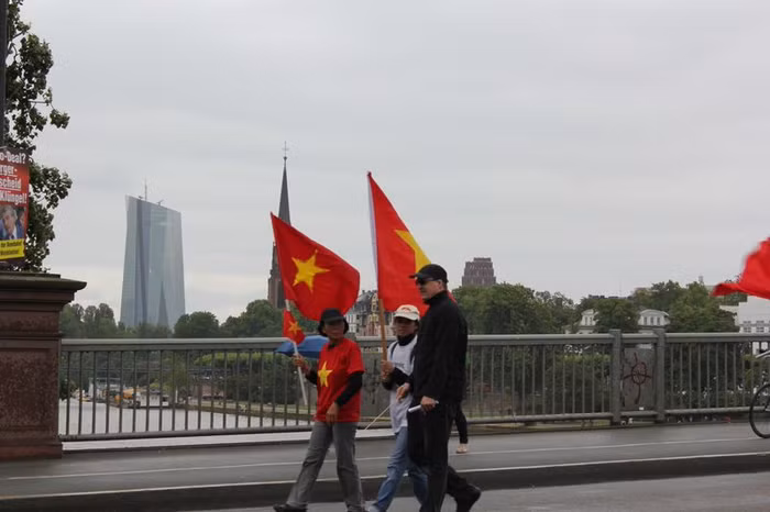 Người nước ngoài tham gia biểu tình