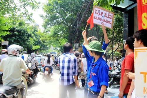 Đoạn đường không có đèn tín hiệu, các sinh viên tình nguyện tự nguyện làm tấm chắn để cho thí sinh sang đường. Trong ảnh là điểm tập kết sang đường trước cổng trường Học viện Ngoại giao. ĐÁP ÁN MÔN VĂN KHỐI C, D HỆ CAO ĐẲNG 2012 - ĐÁP ÁN MÔN SINH KHỐI B HỆ CAO ĐẲNG 2012 - ĐÁP ÁN MÔN VẬT LÝ KHỐI A, A1 HỆ CAO ĐẲNG 2012 Đoạn đường không có đèn tín hiệu, các sinh viên tình nguyện tự nguyện làm tấm chắn để cho thí sinh sang đường. Trong ảnh là điểm tập kết sang đường trước cổng trường Học viện Ngoại giao. ĐÁP ÁN MÔN VĂN KHỐI C, D HỆ CAO ĐẲNG 2012 - ĐÁP ÁN MÔN SINH KHỐI B HỆ CAO ĐẲNG 2012 - ĐÁP ÁN MÔN VẬT LÝ KHỐI A, A1 HỆ CAO ĐẲNG 2012