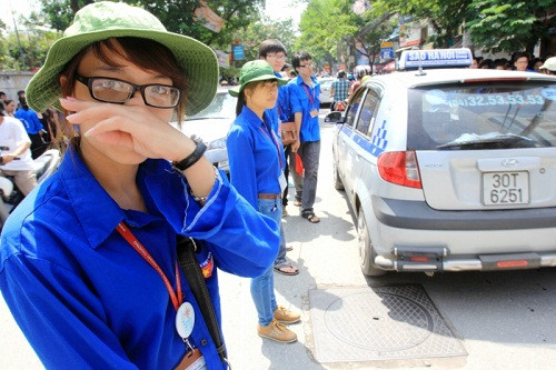 Những giọt mồ hôi của các bạn sinh viên tình nguyện đã là một hình ảnh quen thuộc ở mỗi kỳ thi đại học. ĐÁP ÁN MÔN VĂN KHỐI C, D HỆ CAO ĐẲNG 2012 - ĐÁP ÁN MÔN SINH KHỐI B HỆ CAO ĐẲNG 2012 - ĐÁP ÁN MÔN VẬT LÝ KHỐI A, A1 HỆ CAO ĐẲNG 2012 Những giọt mồ hôi của các bạn sinh viên tình nguyện đã là một hình ảnh quen thuộc ở mỗi kỳ thi đại học. ĐÁP ÁN MÔN VĂN KHỐI C, D HỆ CAO ĐẲNG 2012 - ĐÁP ÁN MÔN SINH KHỐI B HỆ CAO ĐẲNG 2012 - ĐÁP ÁN MÔN VẬT LÝ KHỐI A, A1 HỆ CAO ĐẲNG 2012